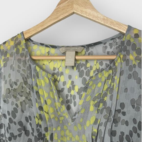 Banana Republic S Gray Green Ruched Blouse V-Neck Sleeveless Abstract Print Top - Picture 3 of 6